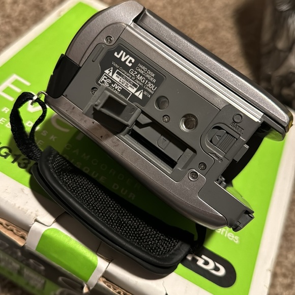 JVC Everio G Series Hard Disk Camcorder 34X Optical Hyper Zoom (GZ-MG140) EUC! - Picture 6 of 16